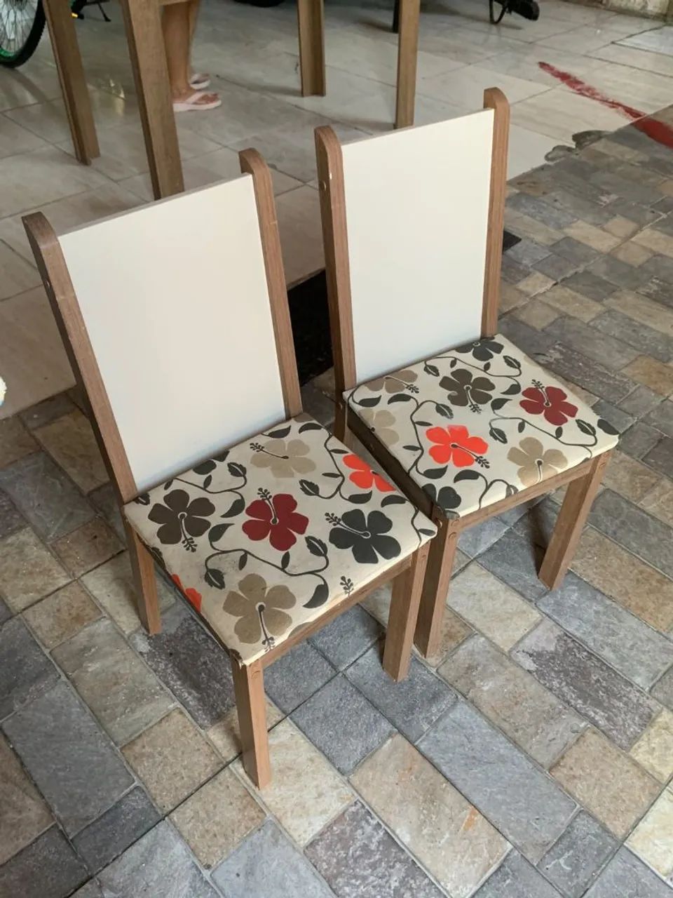 Vendo mesa de madeira com vidro em cima ,semi nova com 6 cadeiras . - Foto 3