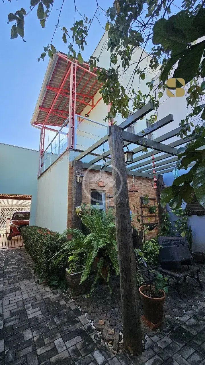 Sobrado no Jardim Comodoro com 4 Quartos, sendo 1 Suíte, e 3 Vagas  Cuiabá MT codigo: 2706