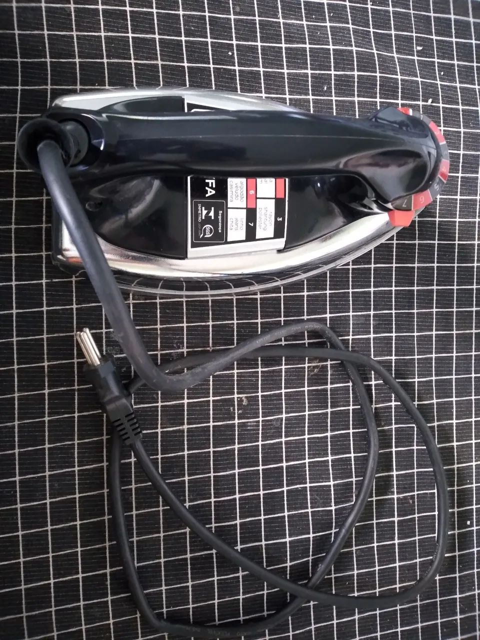 Ferro de Passas a Seco Black + Decker 127V