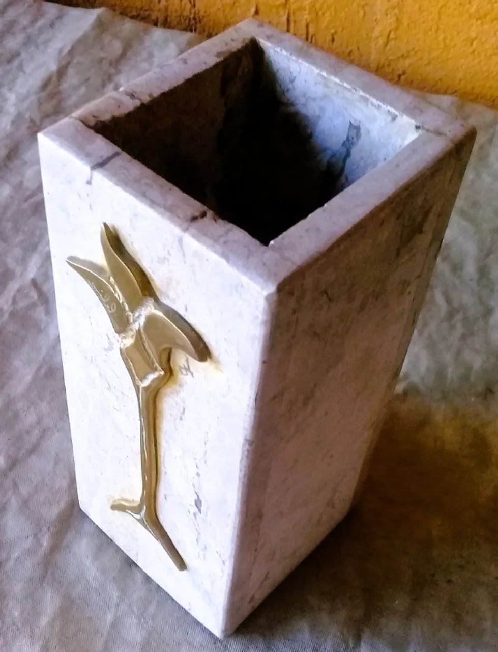 Vaso Mármore Branco Rajado Com Aplique Em Bronze Dourado*Peça Assinada pela artista Celina - Foto 6