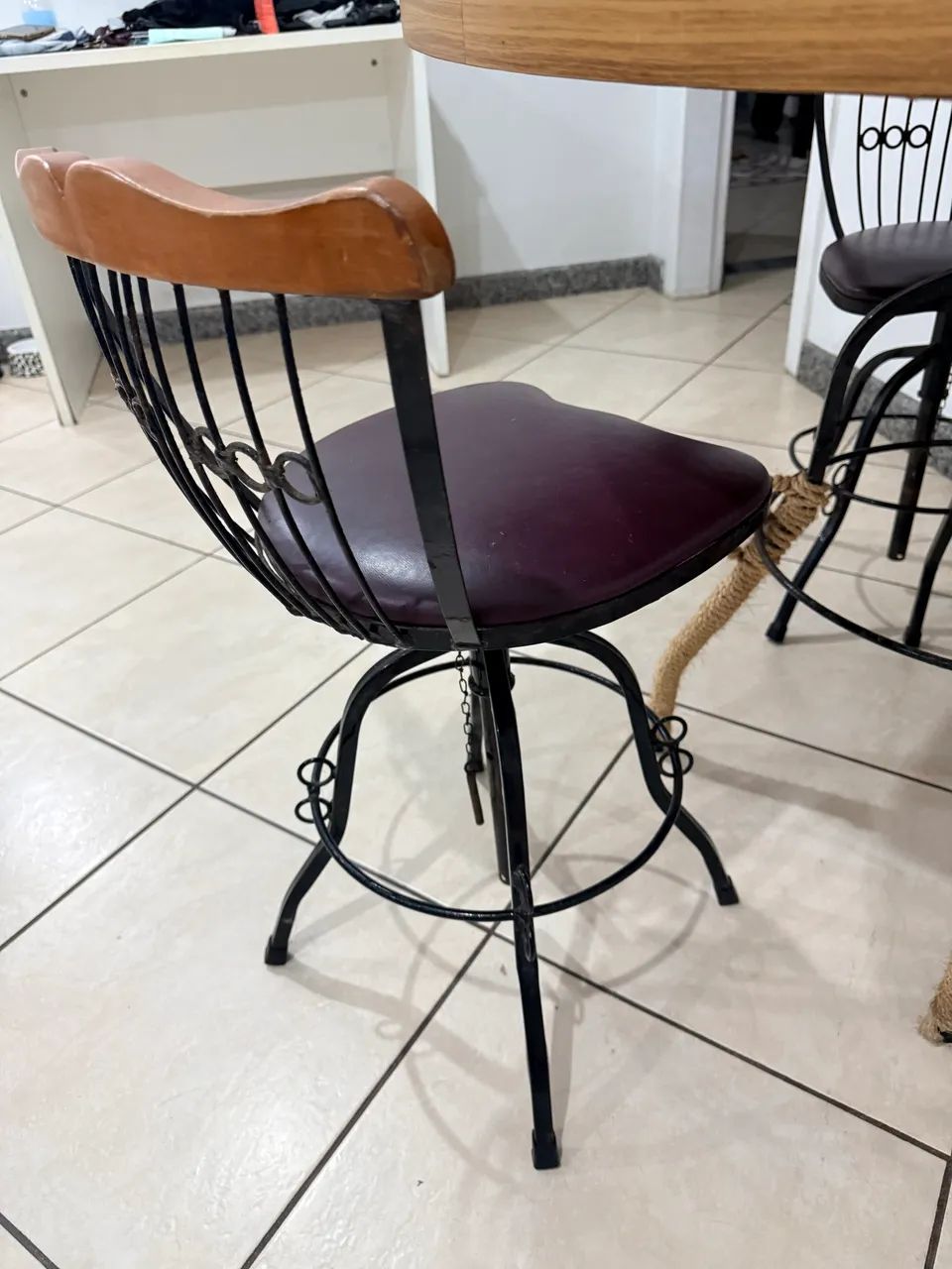 Mesa redonda com três banquetas  - Foto 2