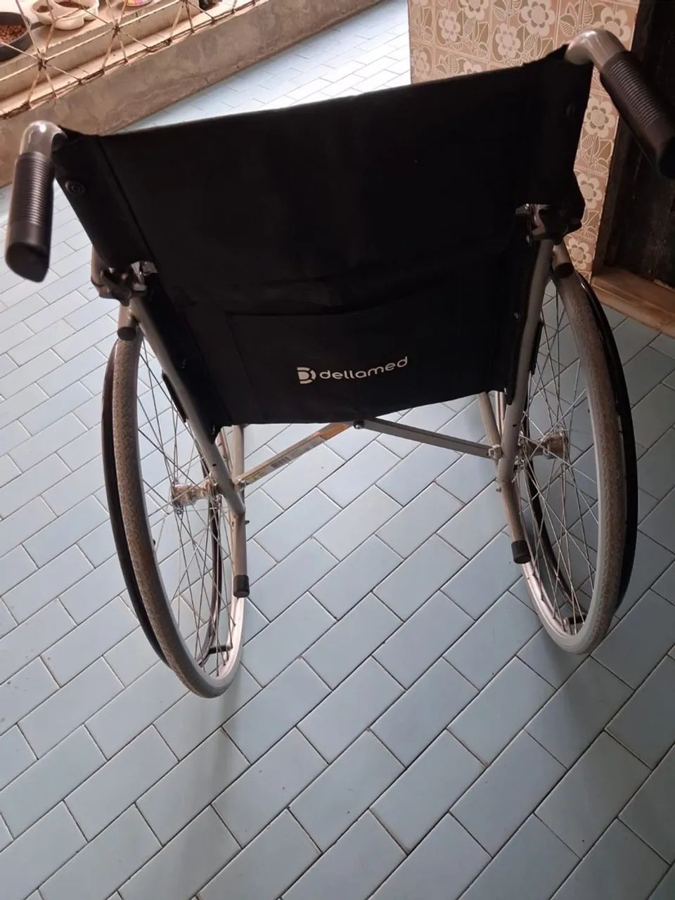 Vendo Cadeira de rodas nova  - Foto 4