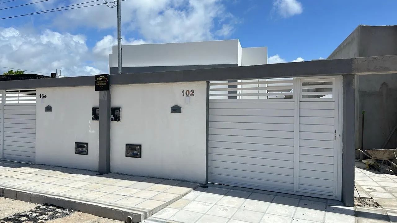 OPORTUNIDADE DE CASA - A APENAS 7 MINUTOS DA PRAIA DE INTERMARES!