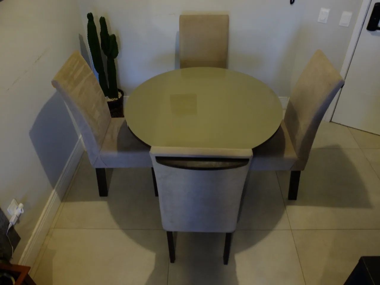 Mesa de jantar redonda com 4 cadeiras - Foto 3