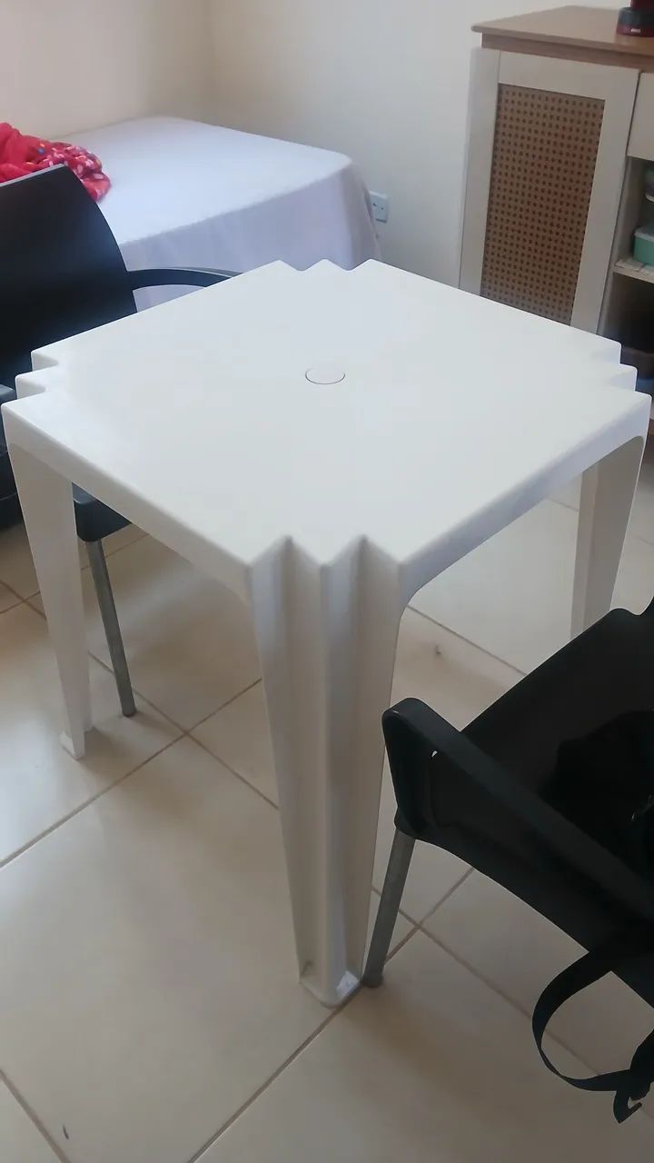 Mesa e Cadeiras de Plástico - Foto 2