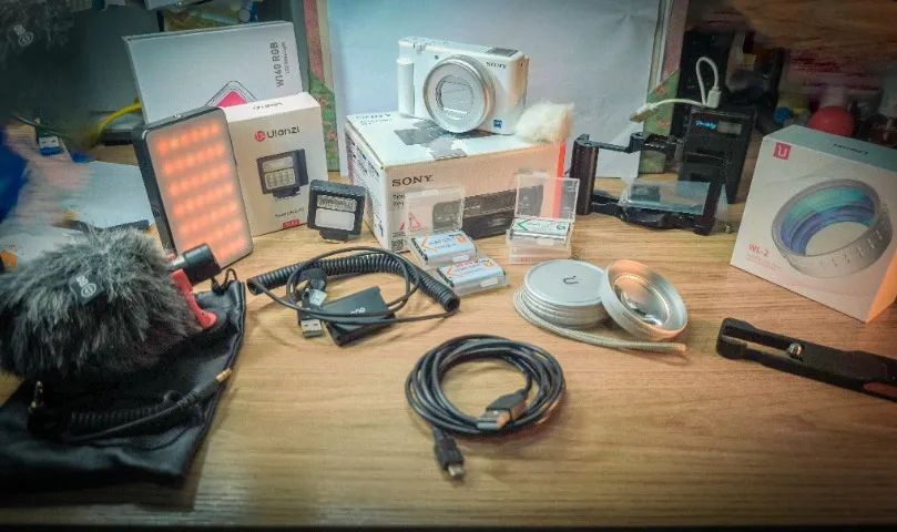 Câmera Sony ZV-1 com flash e lentes adicionais - Foto 3