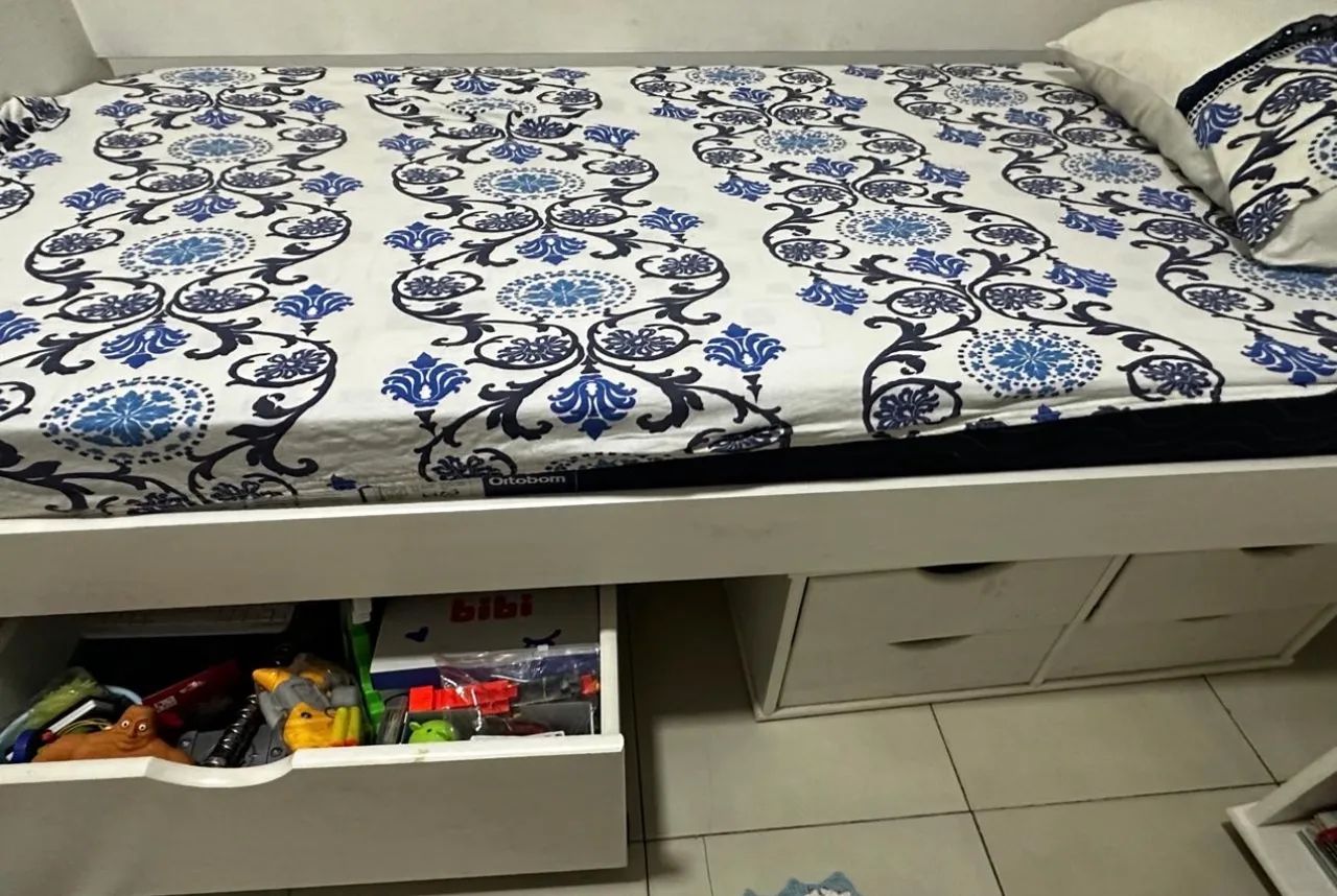 Cama de solteiro com colchão, gavetas e ninchos embaixo - Foto 4