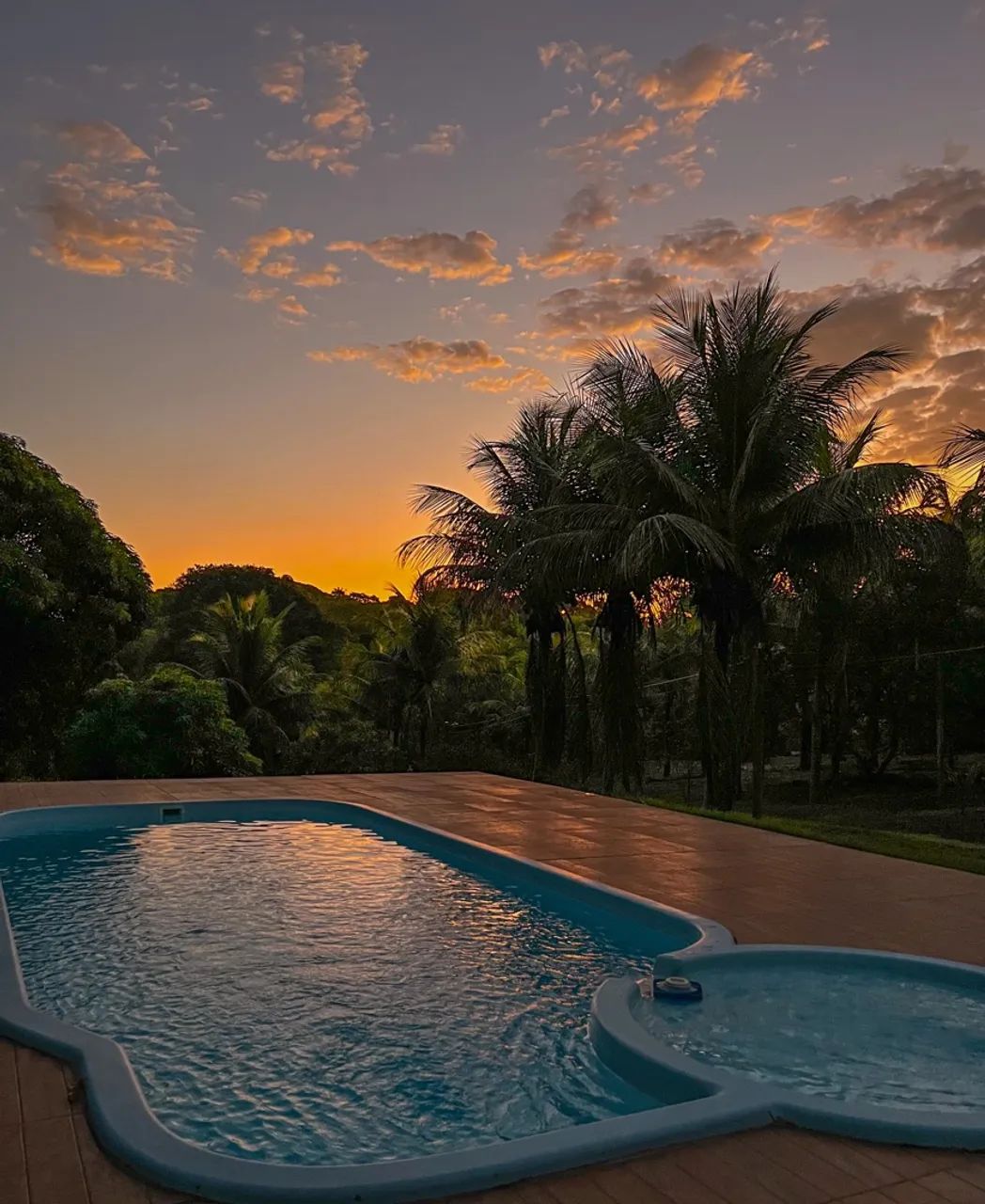 Sítio com piscina e campo gramado 