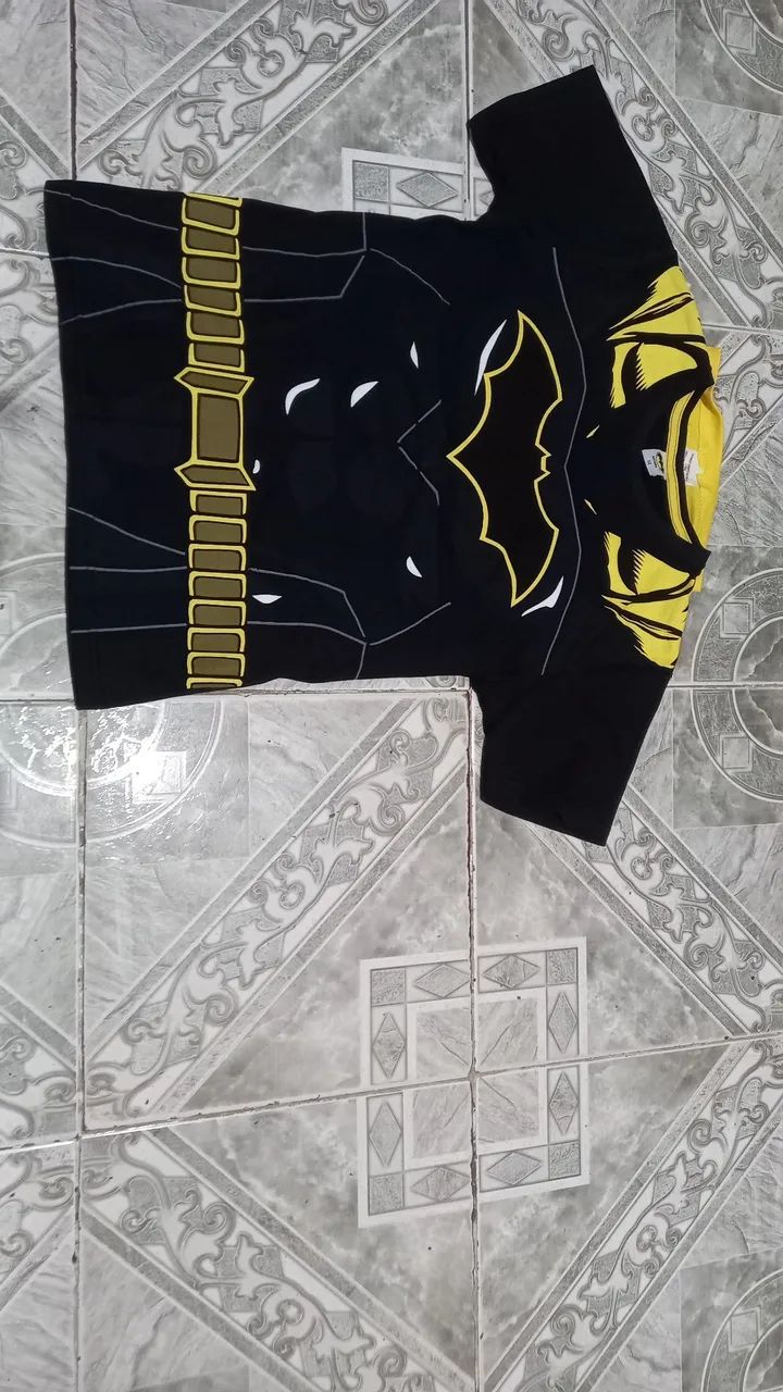 2 calças tamanho  e 3 blusas12 anos - Foto 2