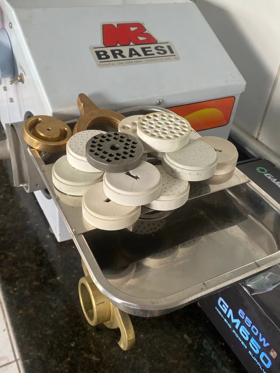 Extrusora/ Maquina de Massas com ralador e moedor de carne BRAESI - Foto 2