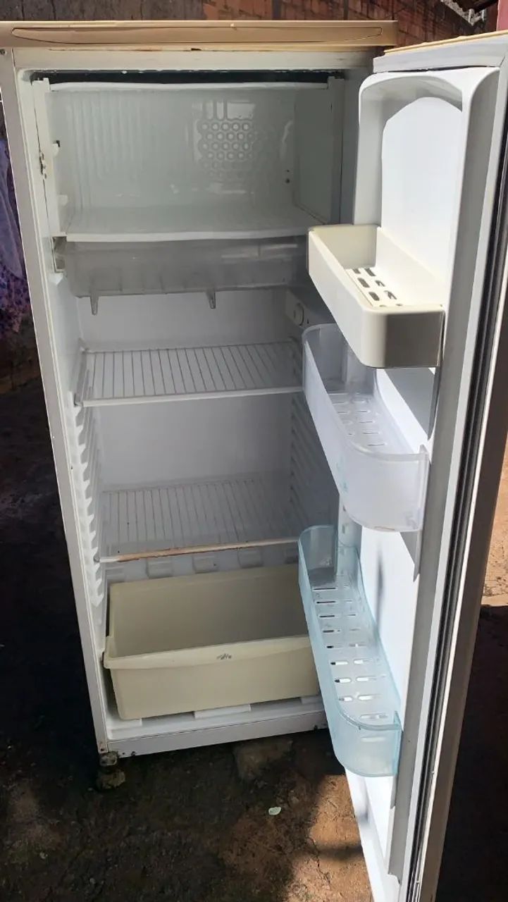 Vende se geladeira 