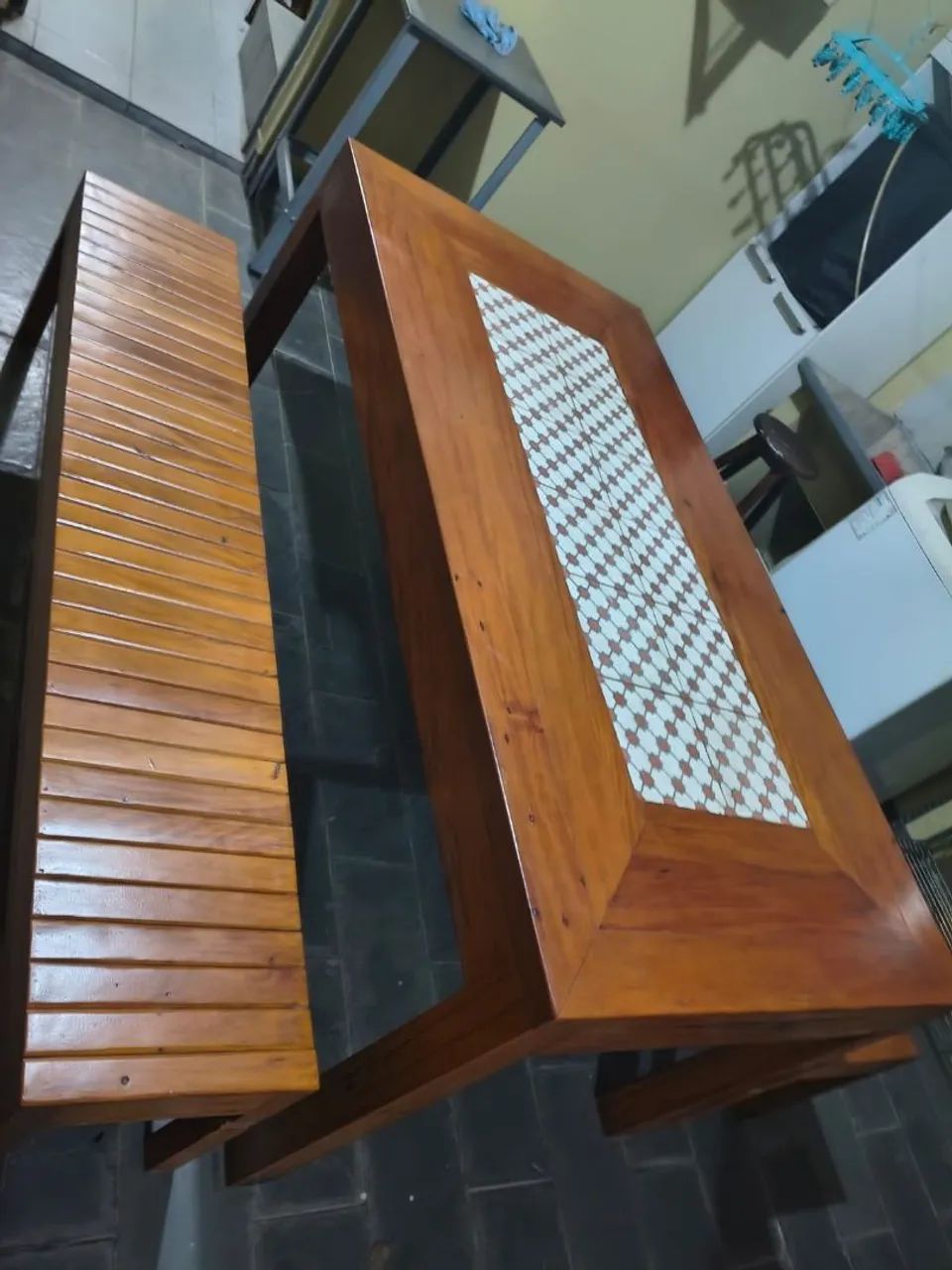 Mesa de madeira maciça com bancos - Foto 4