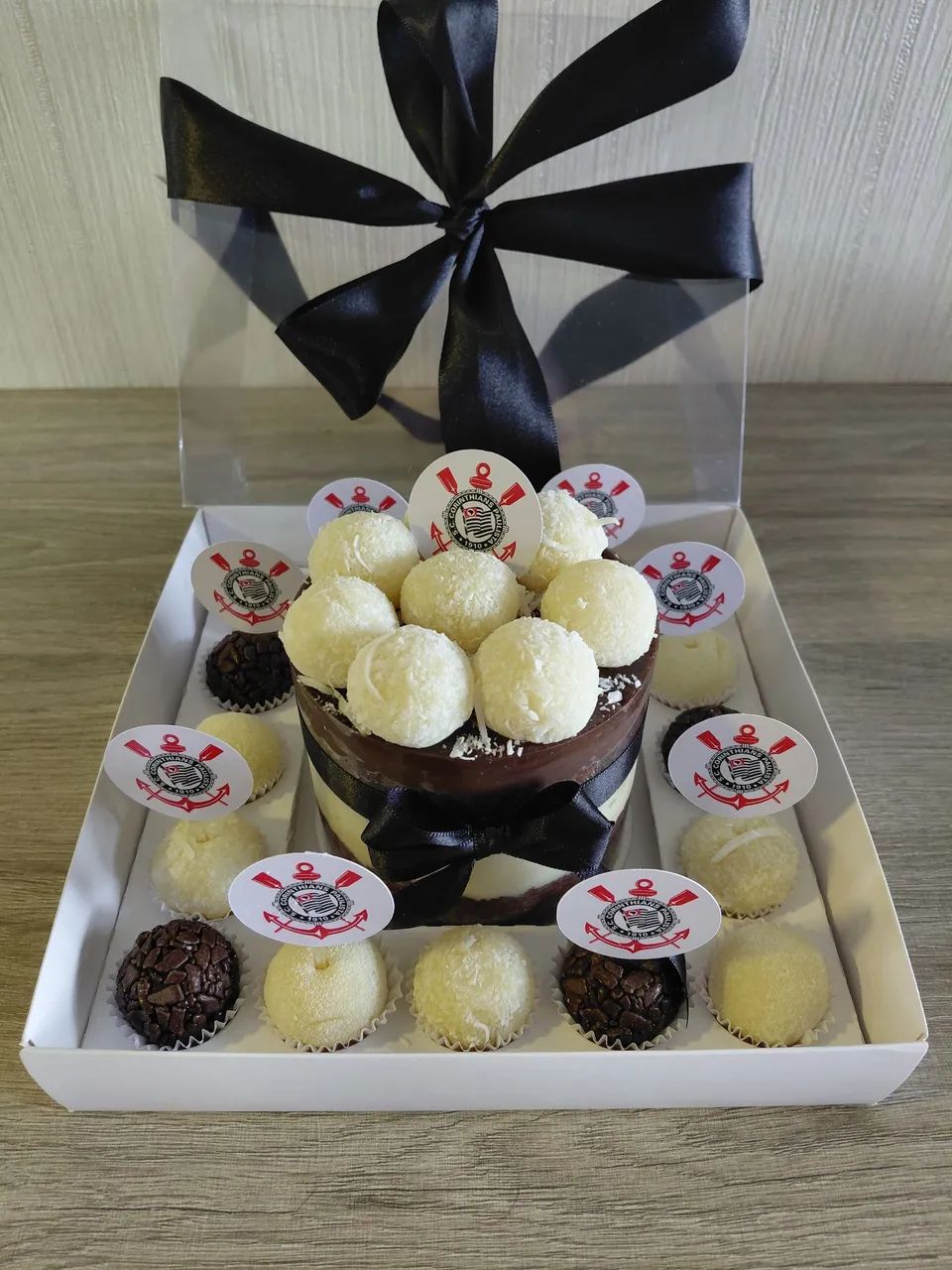Kit presenteável bolo e brigadeiros  - Foto 2