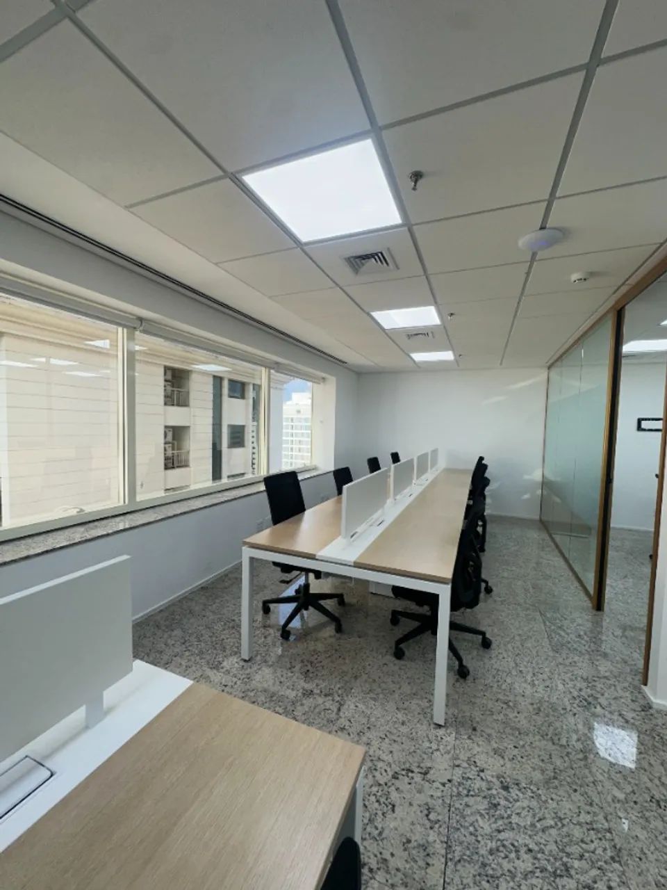 Lote mobiliário corporativo quase novo: 60 cadeiras, estações de trabalho, armários. - Foto 3