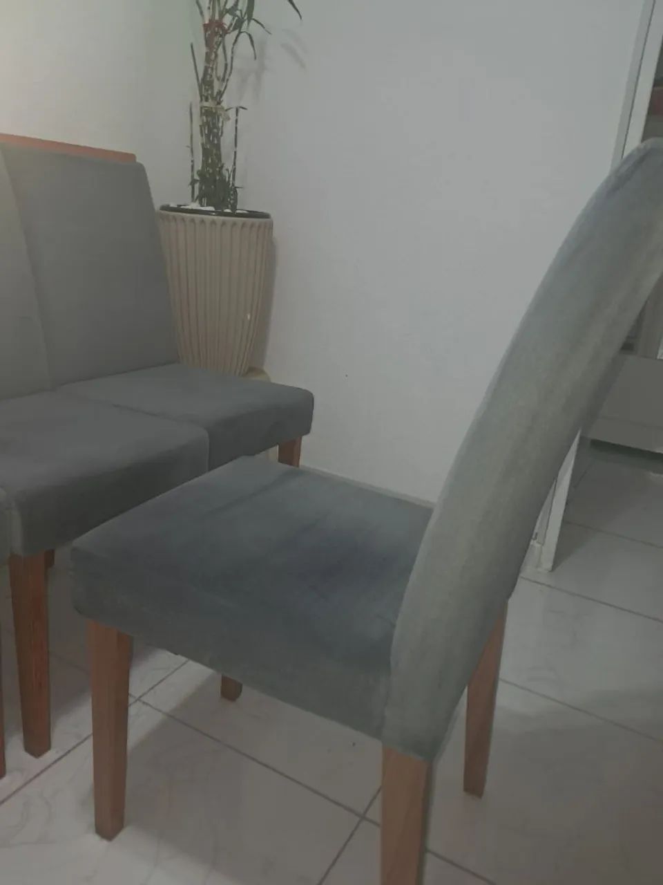4 cadeiras na cor cinza escuro - Foto 4