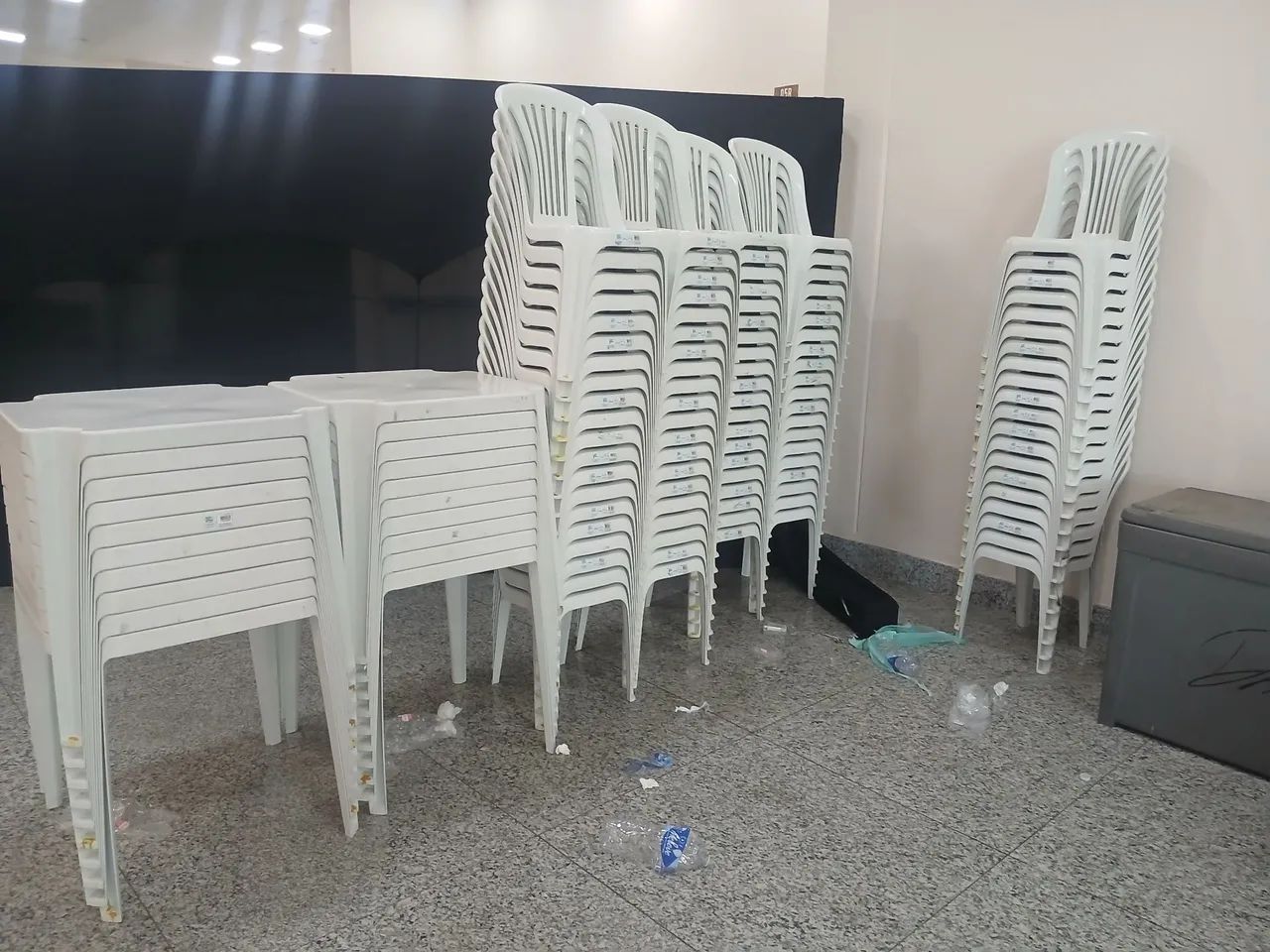 Mesas e cadeiras ( Locação) - Foto 2