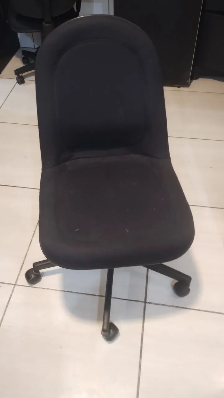 CADEIRA DE ESCRITÓRIO GIRATÓRIA PRETA - CONFORTÁVEL - Foto 2