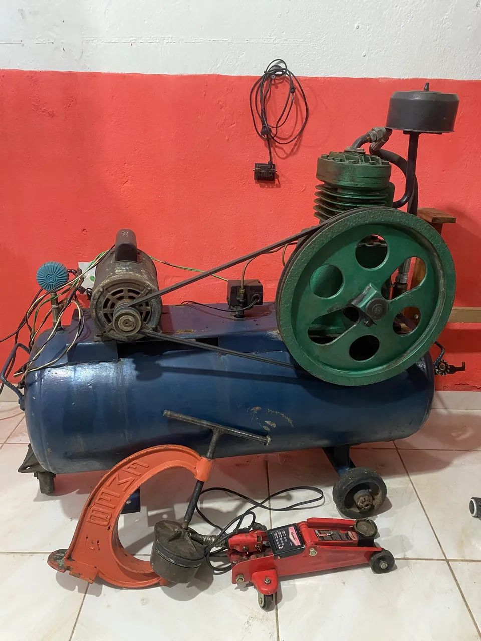 Vendo compressor com uma máquina de vulcanizar câmera de ar e um macaco  - Foto 2