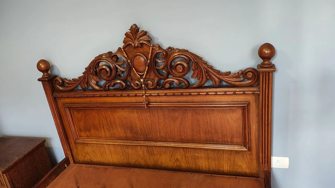 Cama de cerejeira com cômoda e criados - Foto 3