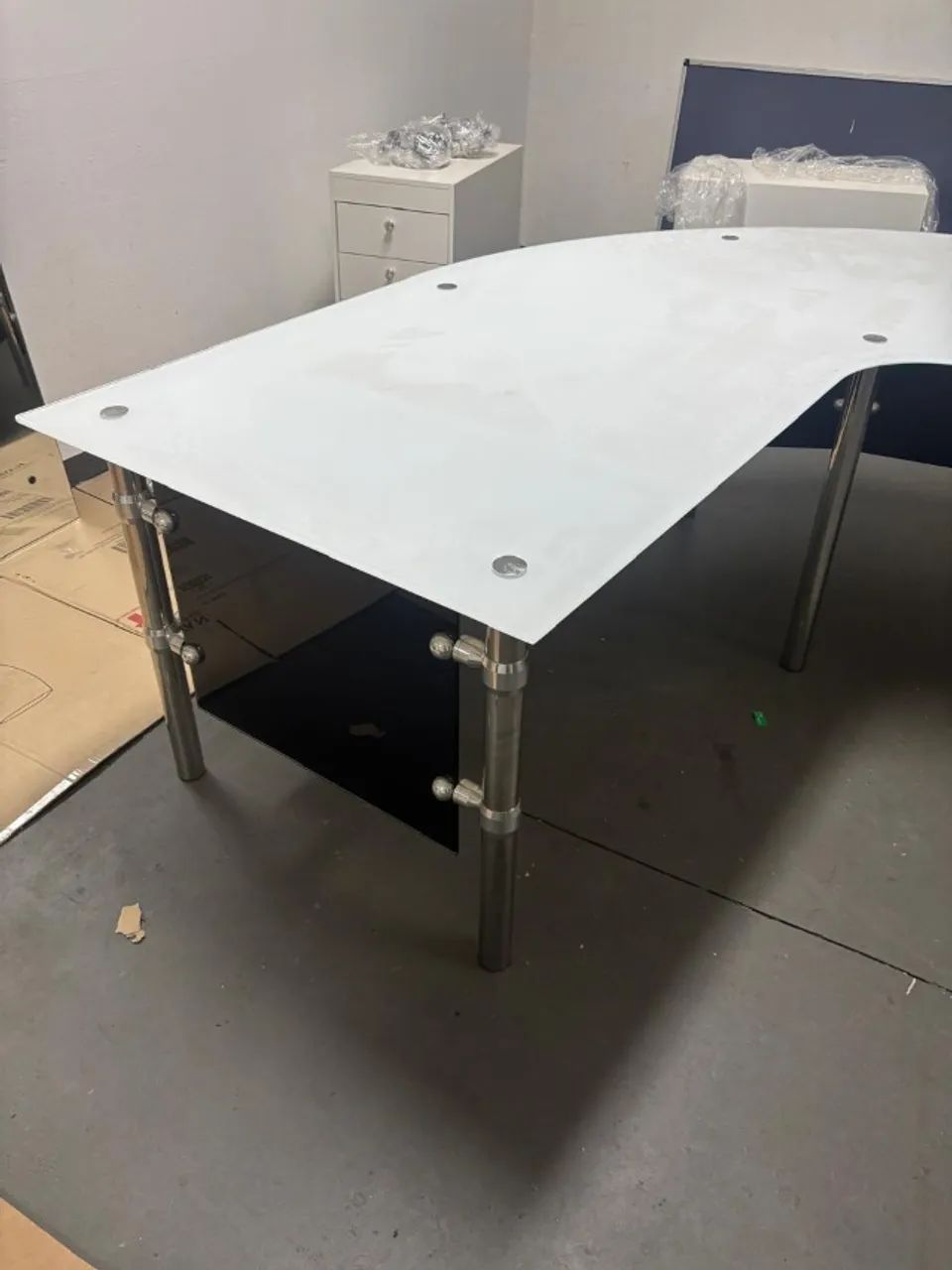 Mesa de Escritório em L com Tampo de Vidro Branco - Foto 2