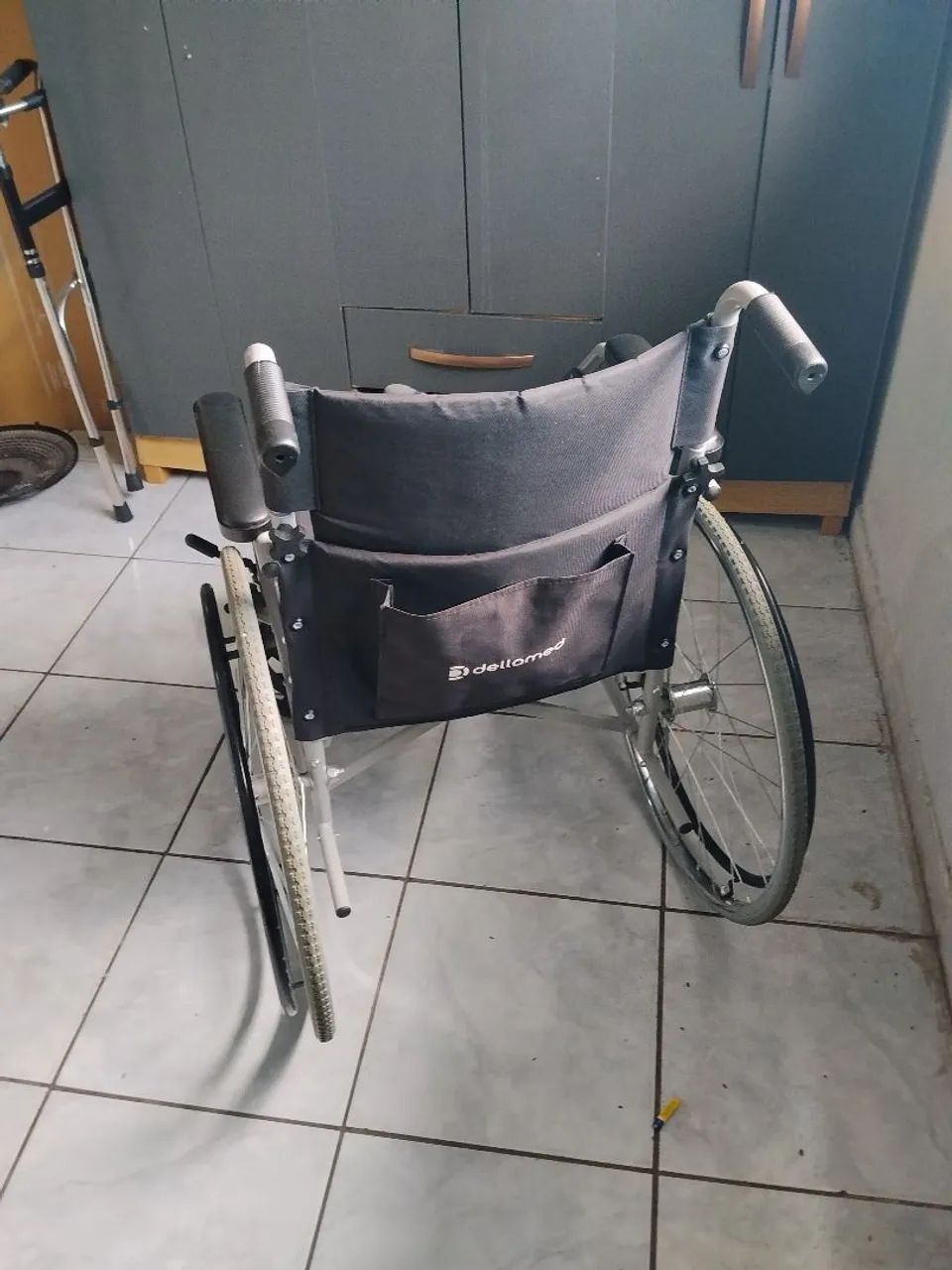 Vendo cadeira de rodas  e andador 