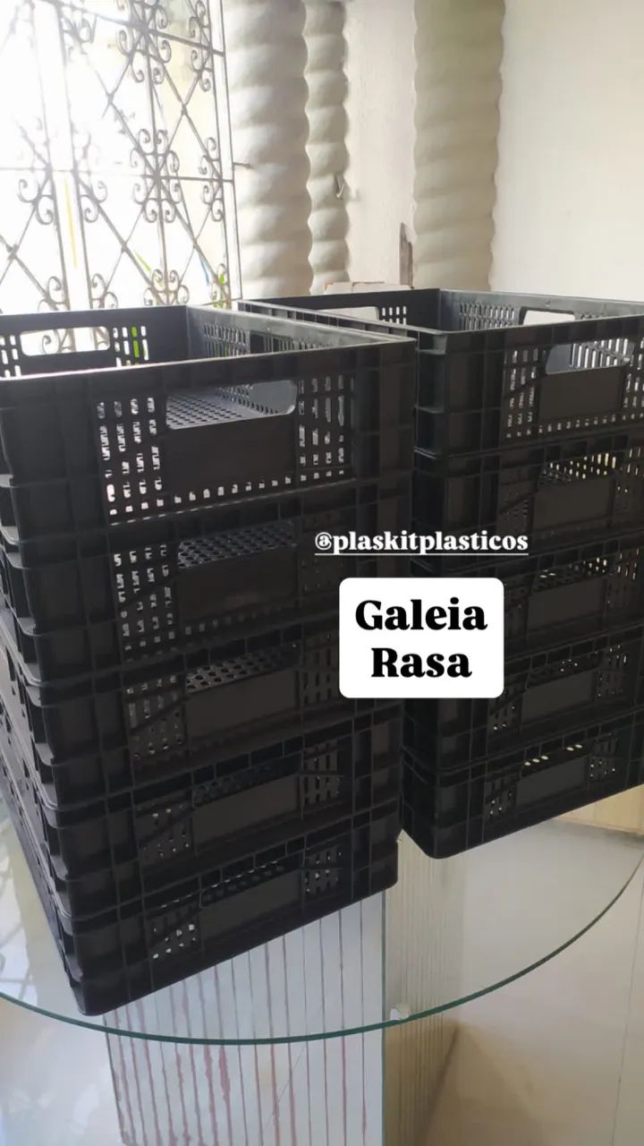Galeia de plástico rasa