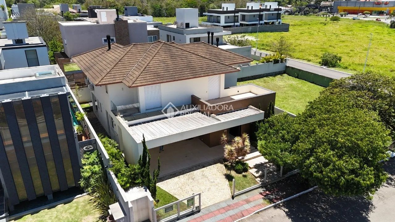 Casa de alto padrão na Lagoa da Conceição com 4 suítes.
