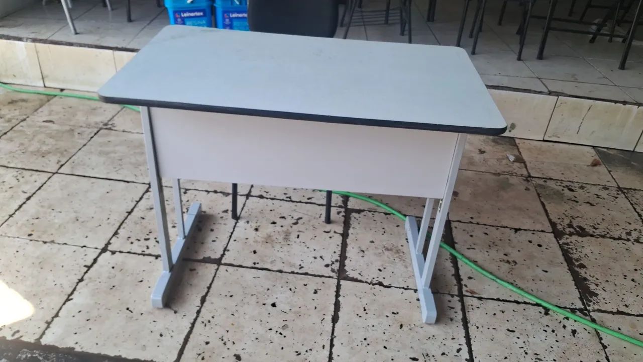 Mesas escritório  semi novas 