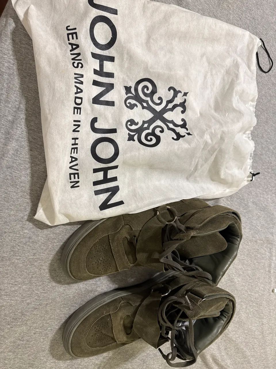 Tênis cano alto John John praticamente sem uso!
