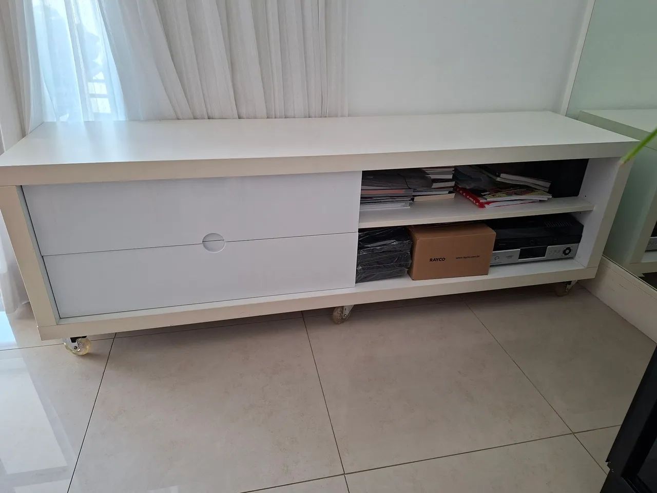 Rack branco em madeira com rodinhas e 2 gavetas - Foto 2