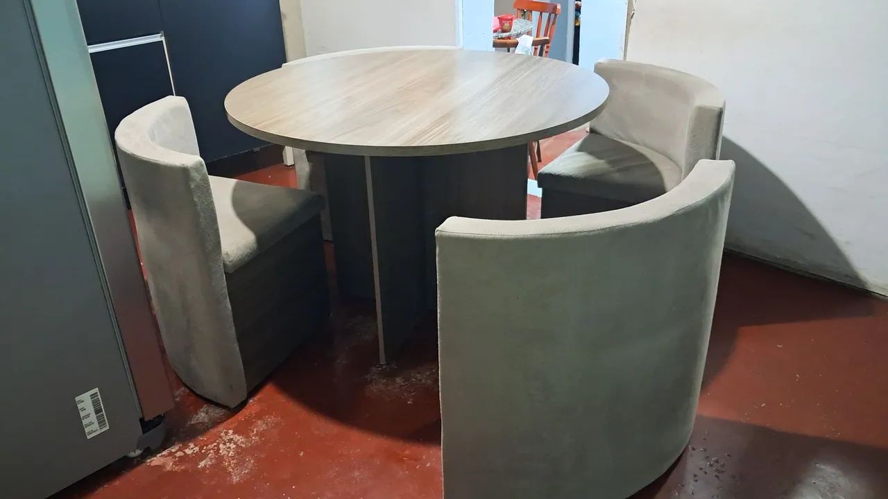 Mesa madeira redonda cor marrom com  4 cadeiras estilo poltrona - Foto 2