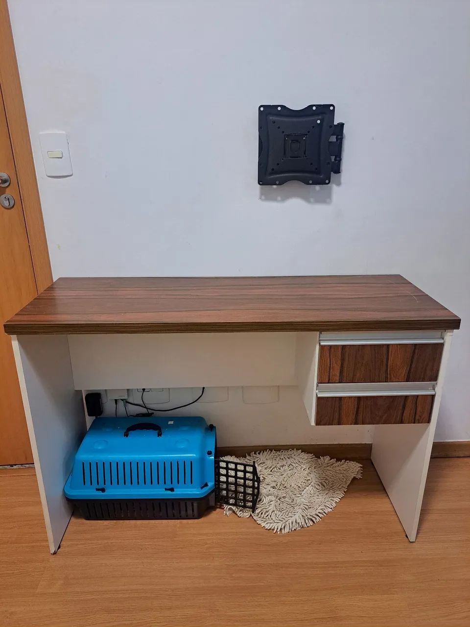 Vendo escrivaninha em MDF em ótimo estado