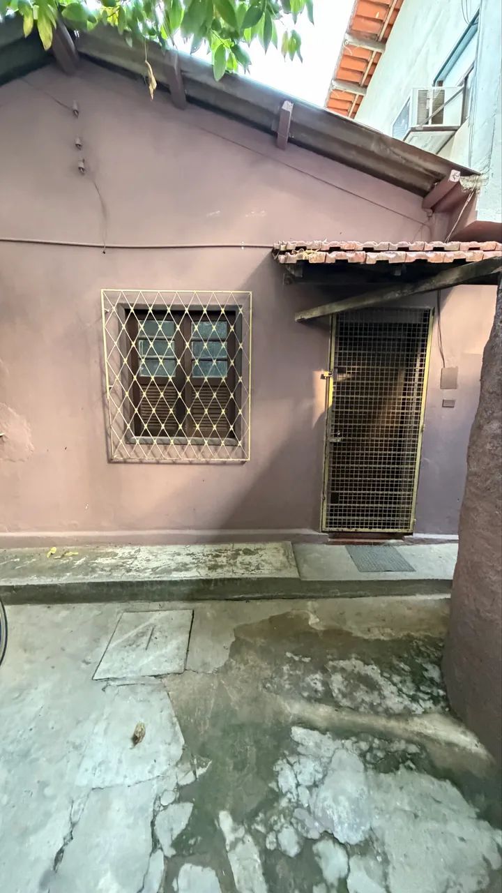 Casa de fundo com 3 quartos - Bairro Caiçara