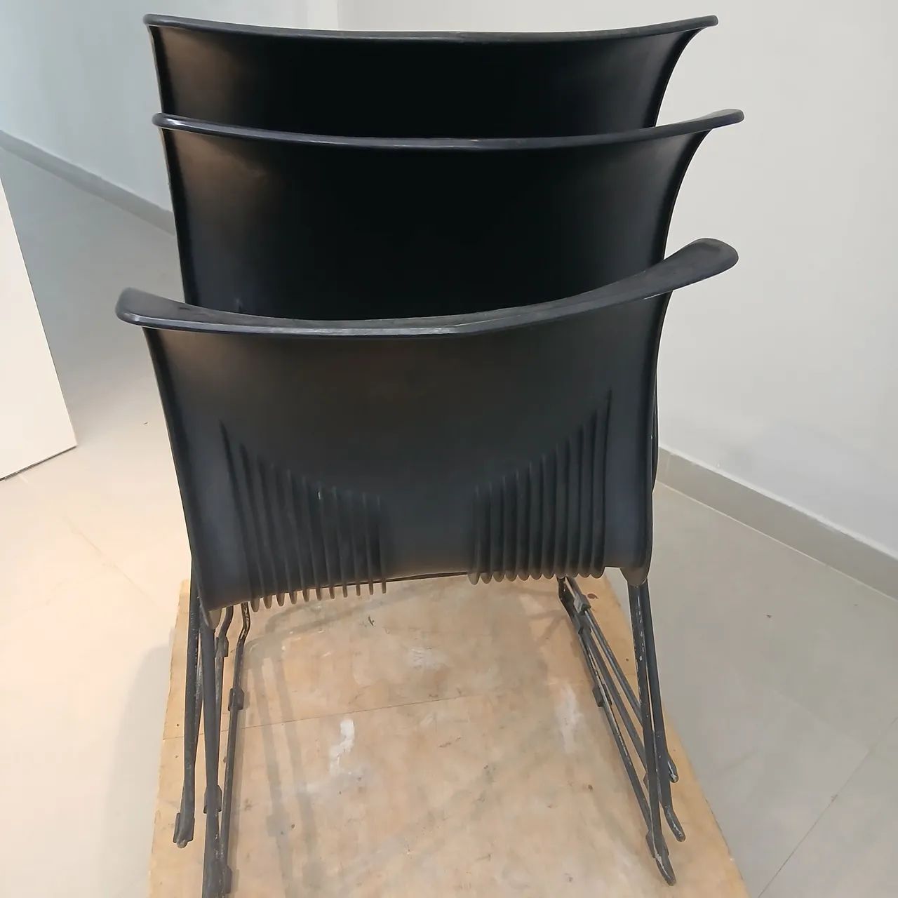 4 cadeiras design pretas - Foto 3