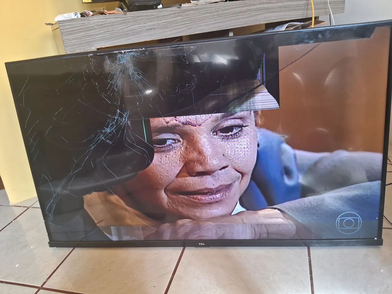 Tv tcl 43 polegadas com tela trincada - Foto 2