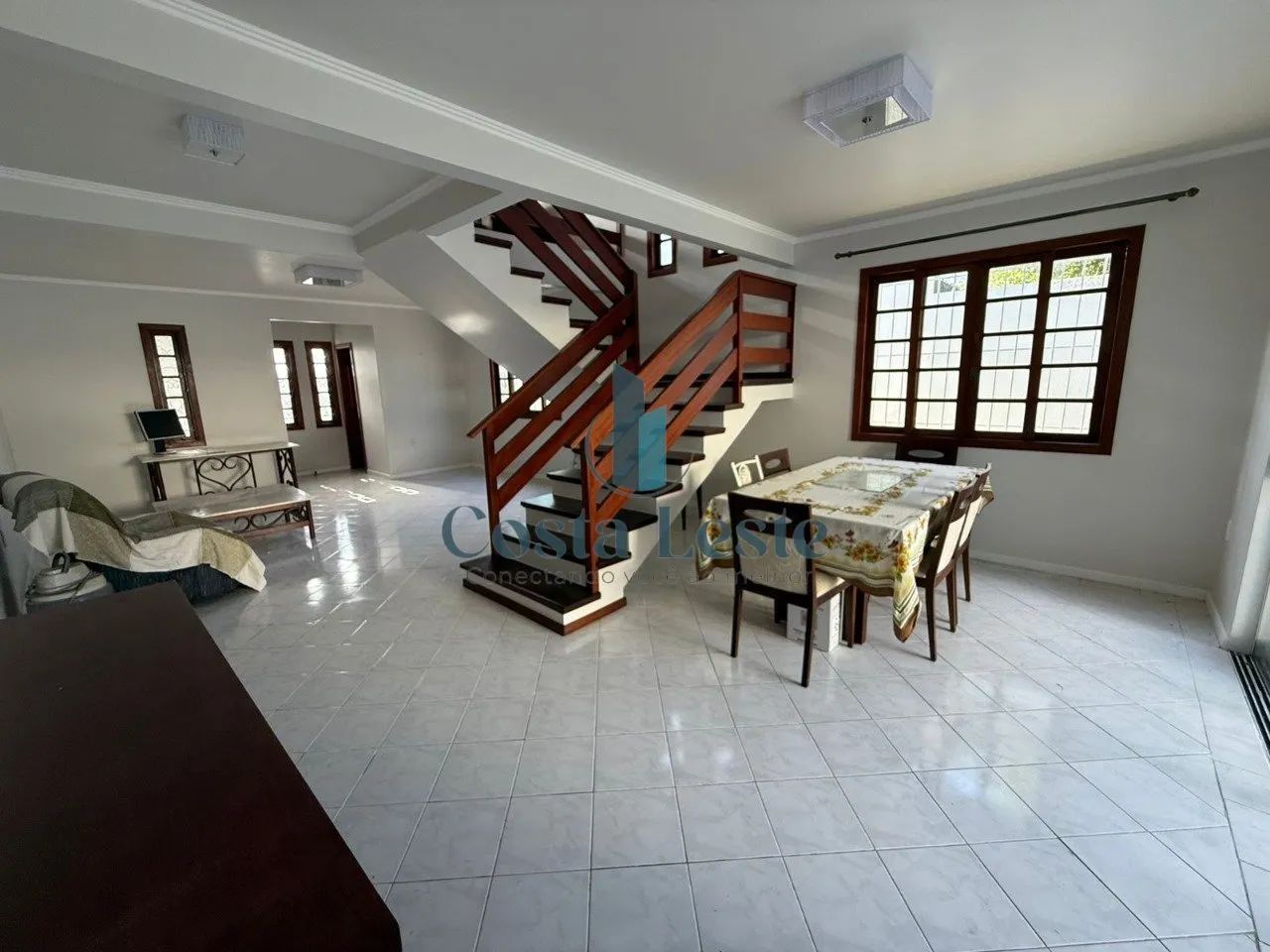 Excelente casa com 4 dormitórios no Córrego Grande