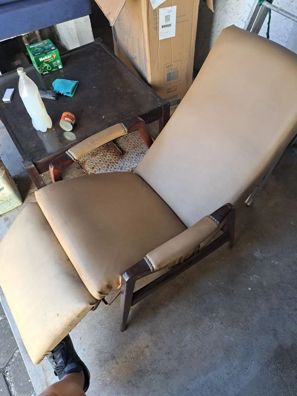 Poltrona reclinável de madeira e acolchoada - Foto 2