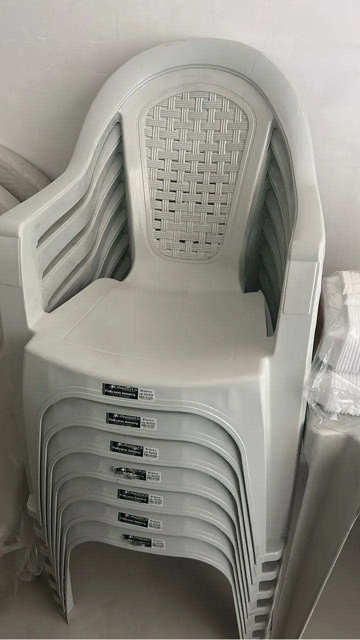 Cadeira de plástico com braço NOVA - Foto 3