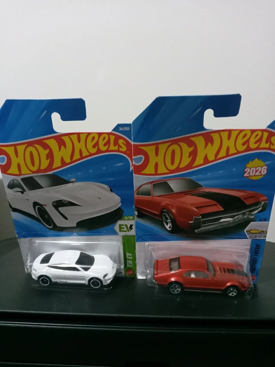 Dupla hotwheels toronado 66 e porche taycan turbo s
