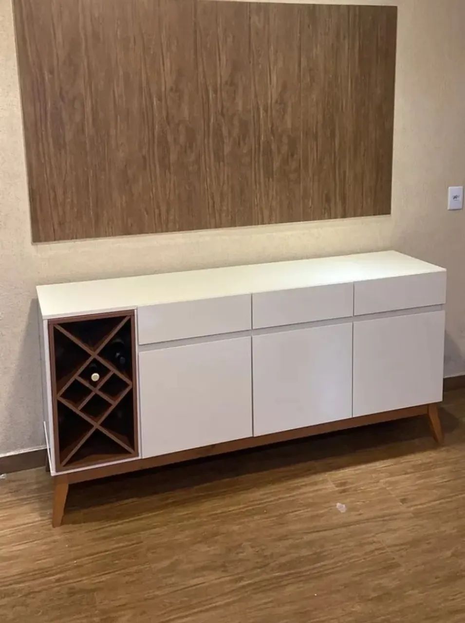 Buffet com espaço pra vinho
