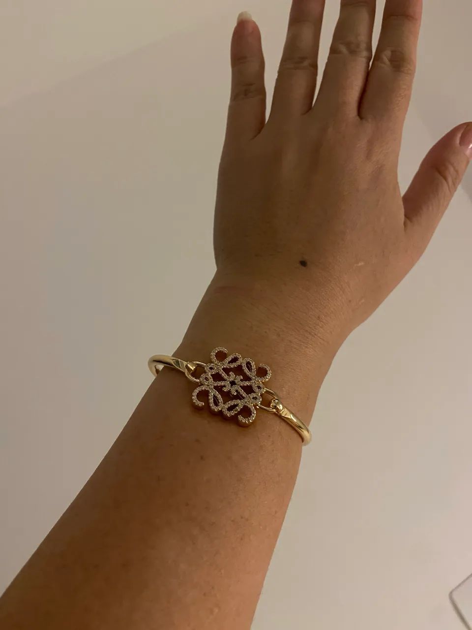 Pulseira primeira linha loewe dourada com pedras brancas  - Foto 2