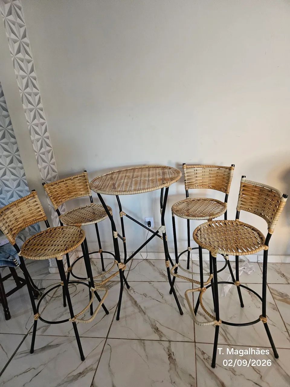 Jogo Bistrô com 4 banquetas
