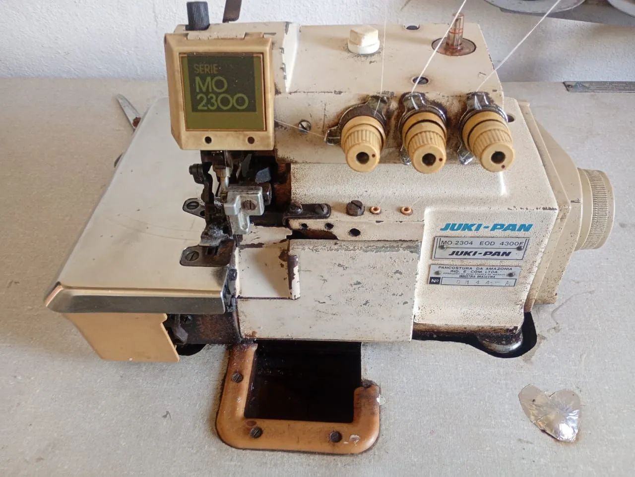 Máquina overlock industrial funcionando normalmente  - Foto 4