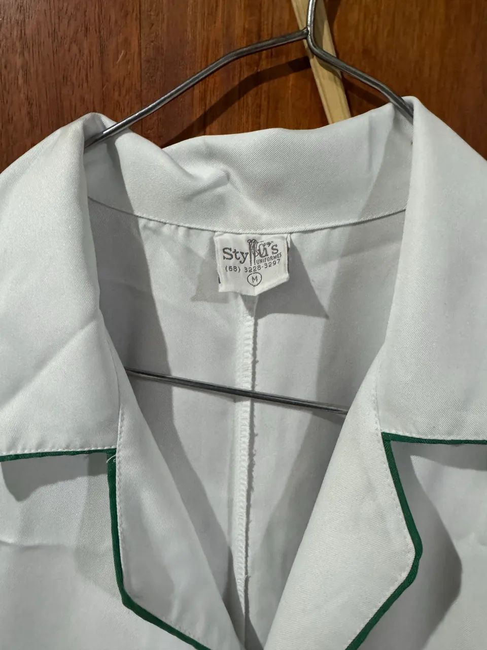 Vendo Jaleco Branco com Bordas Verdes - Foto 2
