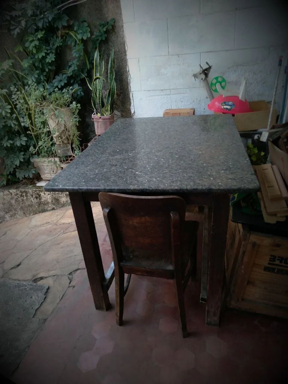 Mesa de madeira com granito e duas cadeiras  - Foto 3