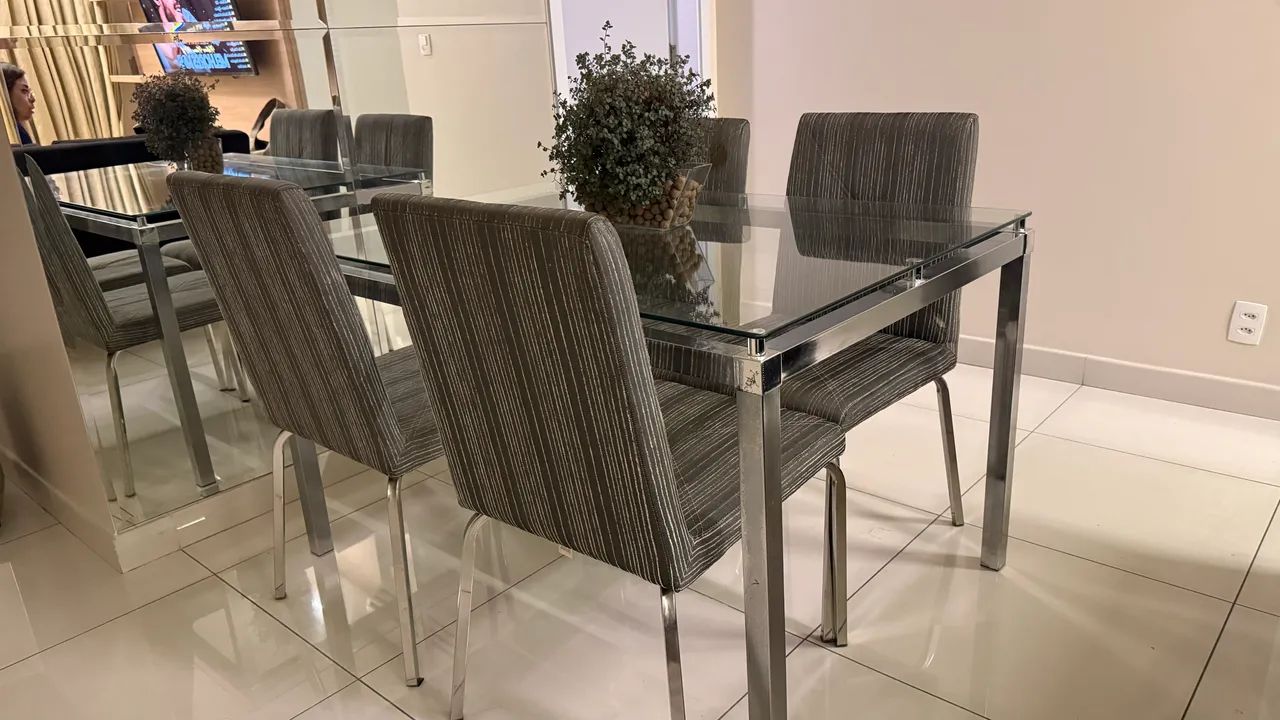 Mesa de jantar com 4 cadeiras e uma mesinha de apoio
