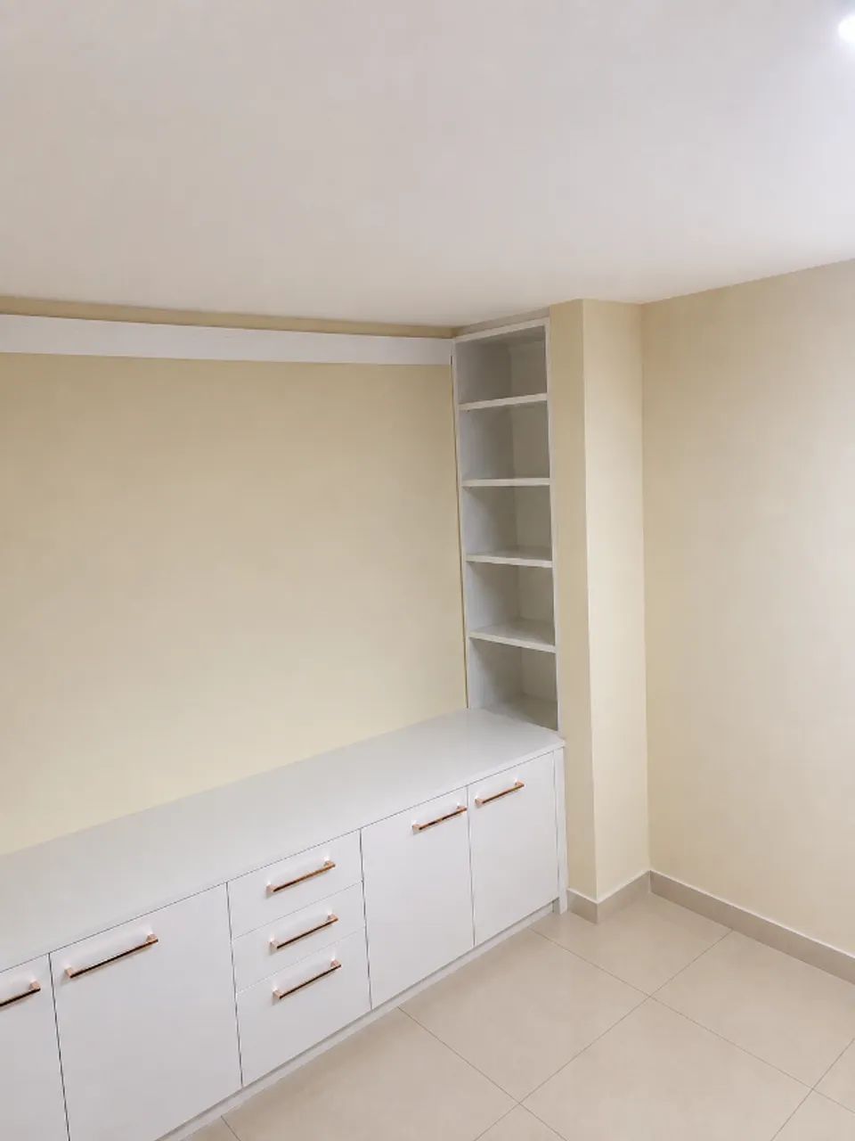 Sala Comercial em Ótima Localização - Semi Mobília - Foto 2
