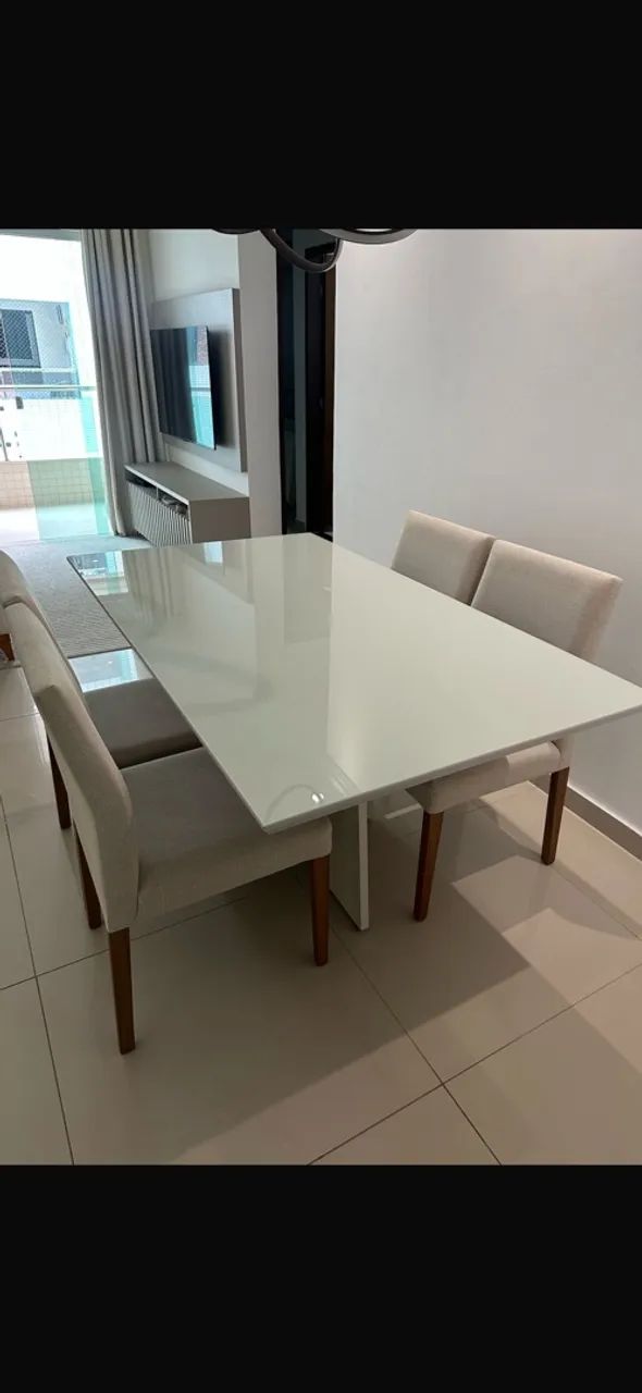 Mesa em laca com 4 cadeiras 