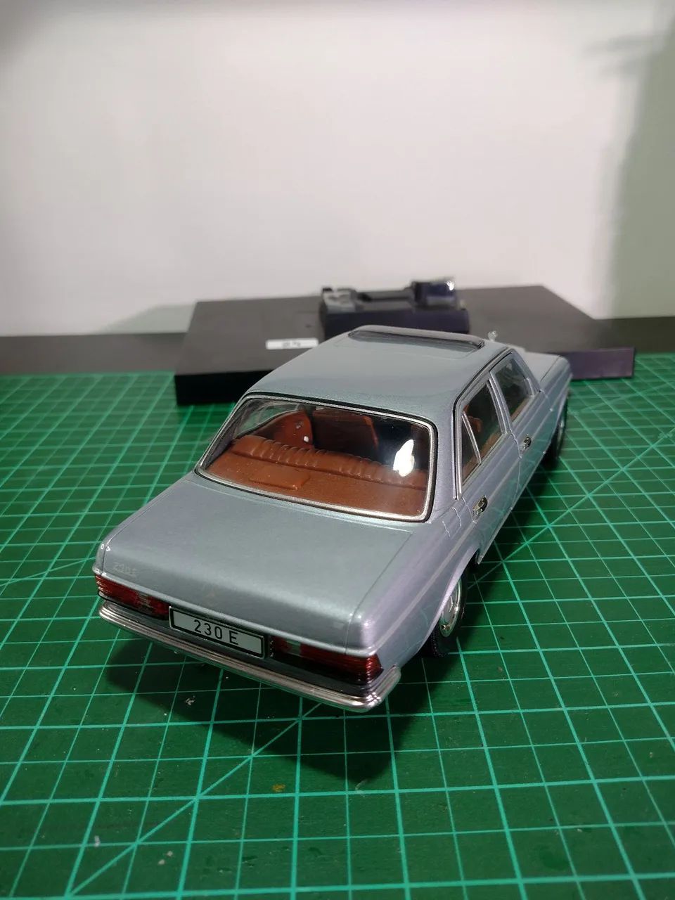Miniatura Mercedes 230 E 1/18 - Foto 5
