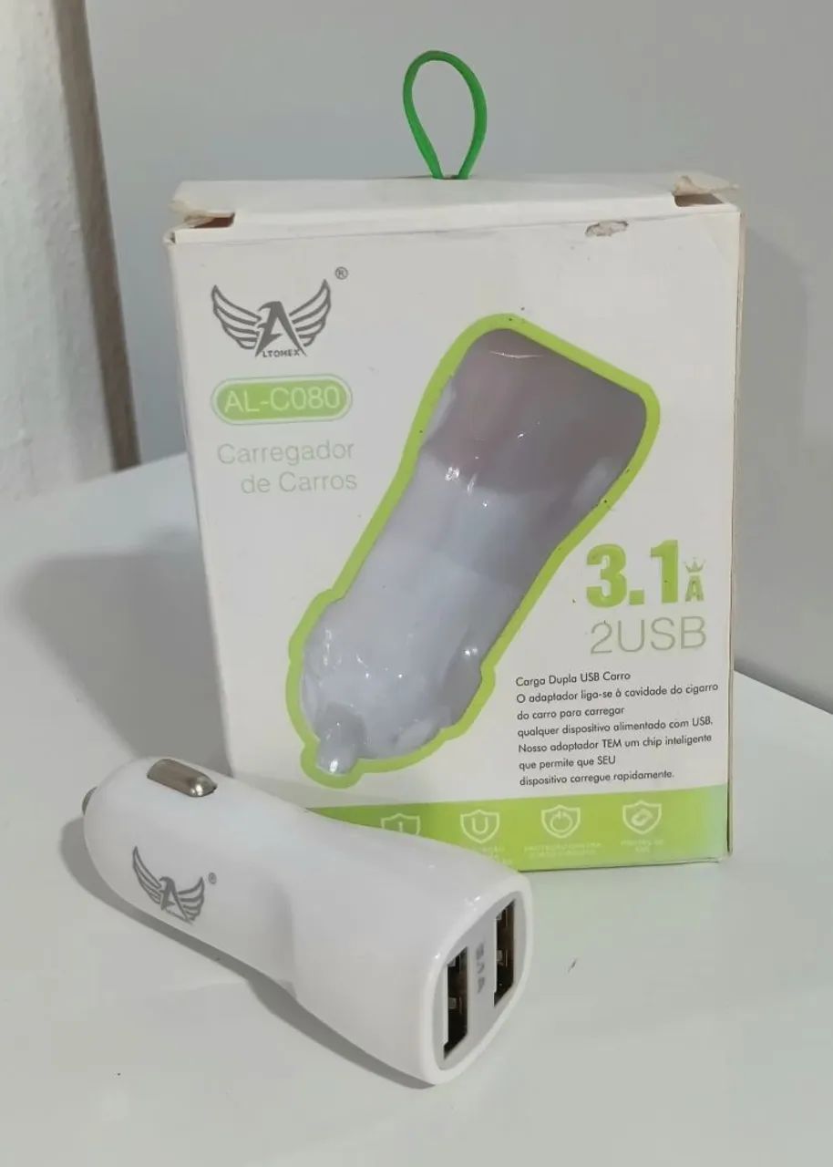 Carregador veicular com 2 entradas de USB.